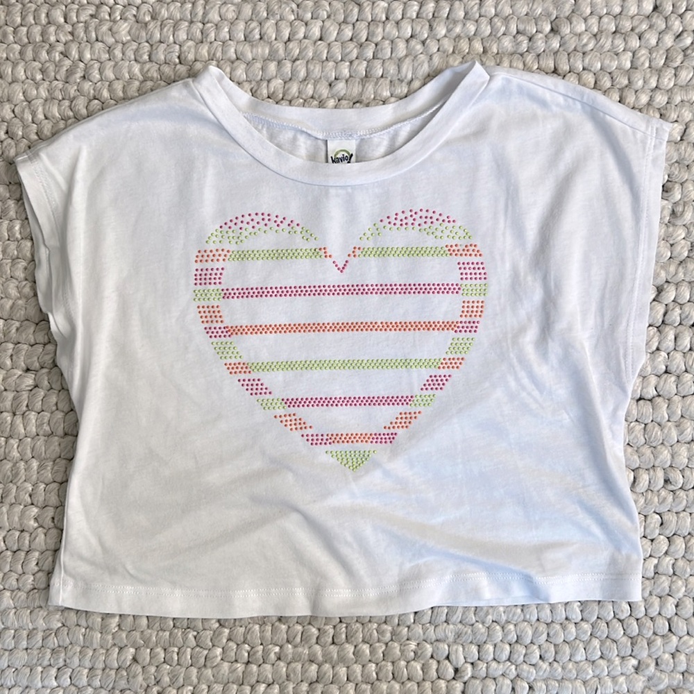 Heart bedazzled tshirt Kavio Girls small